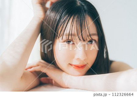 若い女性のビューティーイメージ 112326664