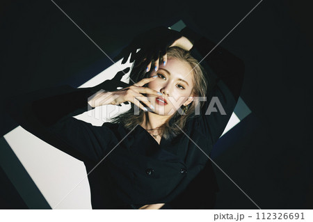 スポットライトを浴びる大人っぽい女性 スポットライトを浴びる大人っぽい女性 112326691