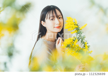 ミモザの花と若い女性 112326699
