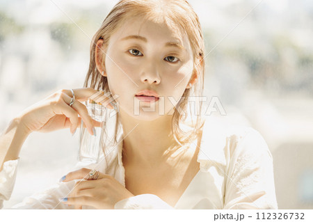 化粧品を持つ女性のポートレート 化粧品を持つ女性のポートレート 112326732