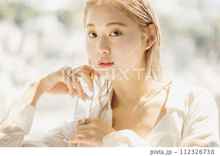 化粧品を持つ女性のポートレート 化粧品を持つ女性のポートレート 112326738