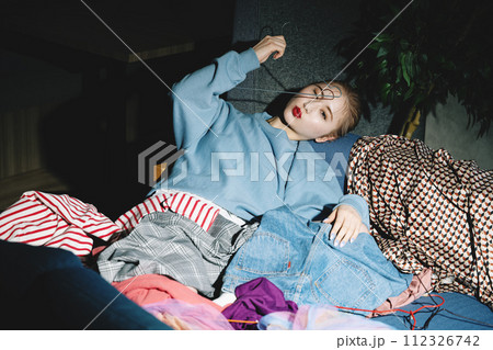 若い女性のファッションイメージ 若い女性のファッションイメージ 112326742