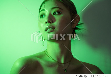 ライトに照らされる女性 112326750