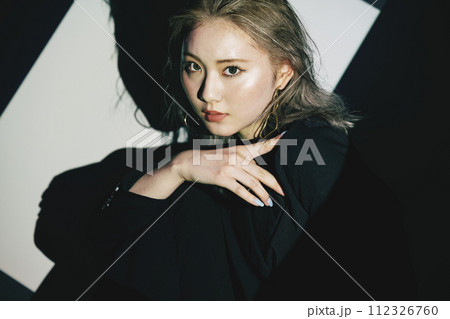 スポットライトを浴びる大人っぽい女性 112326760