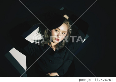 スポットライトを浴びる大人っぽい女性 112326761