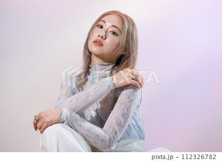 女性のファッションイメージ 112326782