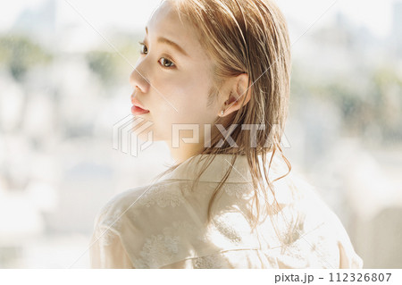 若い女性のポートレート 112326807