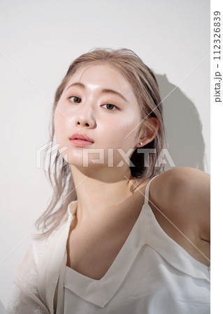 女性のビューティーポートレート 女性のビューティーポートレート 112326839