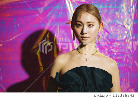アイドル・ダンサーの女性イメージ アイドル・ダンサーの女性イメージ 112326842