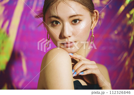 アイドル・ダンサーの女性イメージ アイドル・ダンサーの女性イメージ 112326846