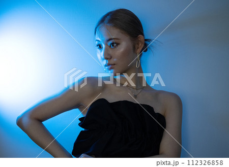 ライトを浴びる女性 ライトを浴びる女性 112326858