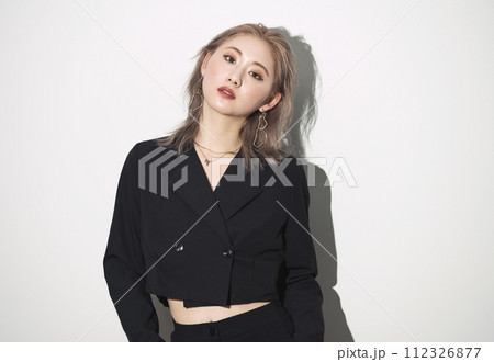 大人っぽい女性のポートレート 大人っぽい女性のポートレート 112326877