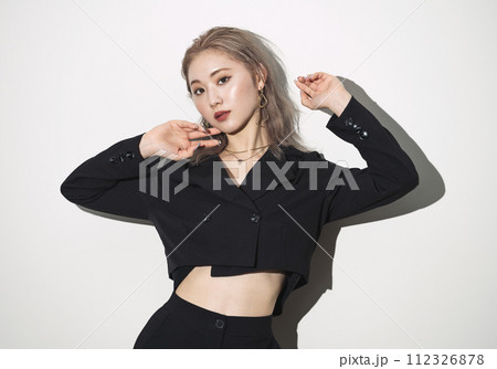 大人っぽい女性のポートレート 112326878