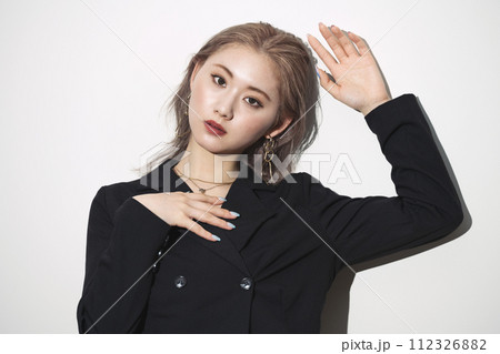 大人っぽい女性のポートレート 112326882