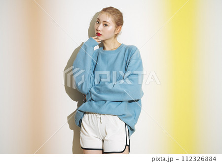 若い女性のスポーティスナップ 若い女性のスポーティスナップ 112326884