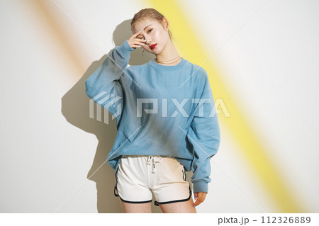 若い女性のスポーティスナップ 112326889