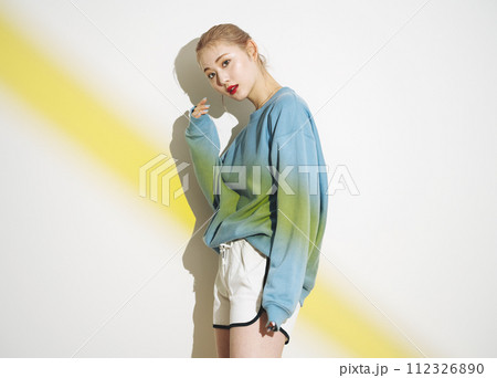 若い女性のスポーティスナップ 112326890