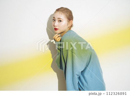 若い女性のスポーティスナップ 112326891