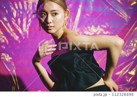 アイドル・ダンサーの女性イメージ アイドル・ダンサーの女性イメージ 112326898