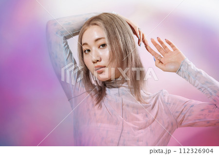 女性のファッションイメージ 112326904