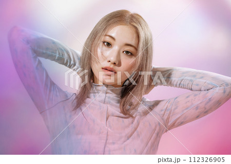 女性のファッションイメージ 112326905