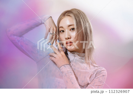 女性のファッションイメージ 112326907