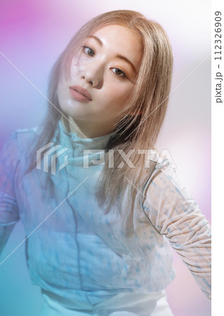 女性のファッションイメージ 112326909