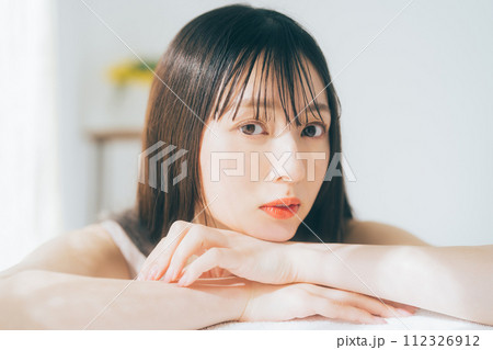 若い女性のビューティーイメージ 112326912