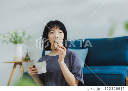 リビングの女性 リビングの女性 112326915