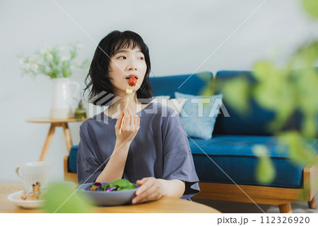 リビングの女性 112326920