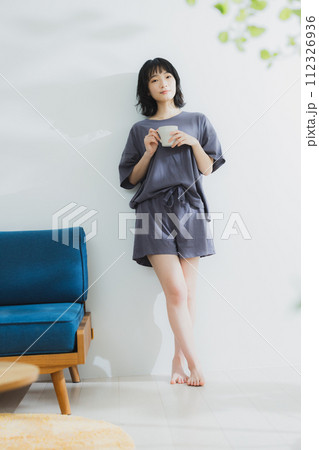 リビングの女性　 112326936