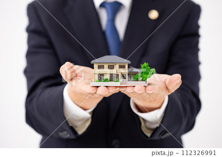 シニア男性　弁護士　住宅模型　顔なし 112326991