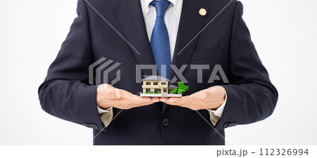 シニア男性　弁護士　住宅模型　顔なし 112326994