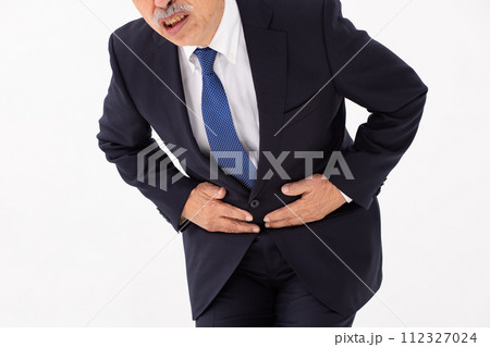 シニア男性　ビジネス　痛い 112327024