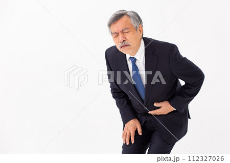 シニア男性　ビジネス　痛い 112327026