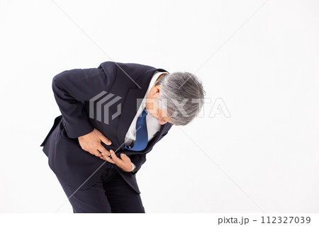 シニア男性　ビジネス　痛い 112327039