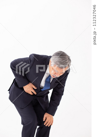 シニア男性　ビジネス　痛い 112327046