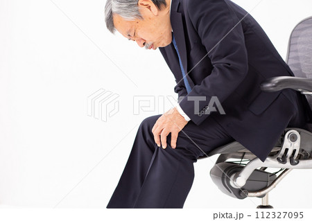 シニア男性　ビジネス　膝痛 112327095