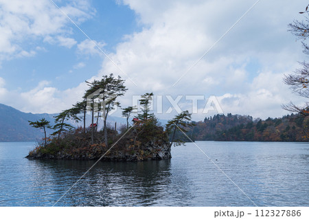 日本　青森県十和田市奥瀬十和田湖畔休屋の十和田湖と御前ヶ浜にある恵比寿大黒島 112327886