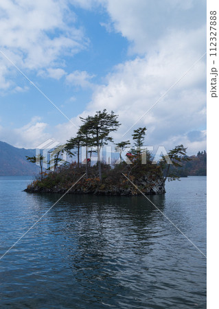 日本　青森県十和田市奥瀬十和田湖畔休屋の十和田湖と御前ヶ浜にある恵比寿大黒島 112327888