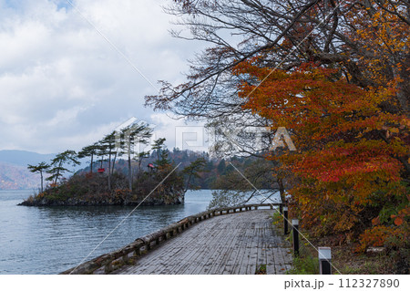 日本 青森県十和田市奥瀬十和田湖畔休屋の十和田湖と御前ヶ浜にある恵比寿大黒島 日本 青森県十和田市奥瀬十和田湖畔休屋の十和田湖と御前ヶ浜にある恵比寿大黒島 112327890