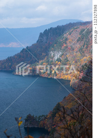 日本　青森県十和田市奥瀬にある瞰湖台から見える十和田湖と御倉半島の五色岩と紅葉 112327898