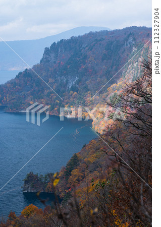 日本　青森県十和田市奥瀬にある瞰湖台から見える十和田湖と御倉半島の五色岩と紅葉 112327904