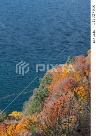日本 青森県十和田市奥瀬にある瞰湖台から見える十和田湖と御倉半島の紅葉 日本 青森県十和田市奥瀬にある瞰湖台から見える十和田湖と御倉半島の紅葉 112327916