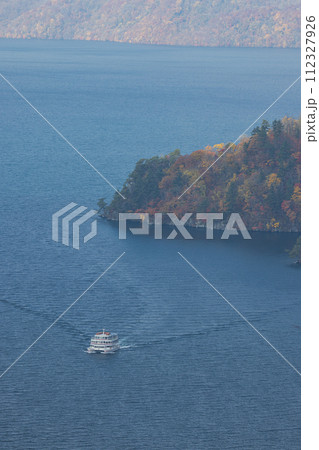 日本　青森県十和田市奥瀬にある瞰湖台から見える十和田湖と御倉半島の紅葉と遊覧船 112327926