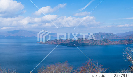 日本　 秋田県鹿角郡にある発荷峠の展望台から見える十和田湖 112327935