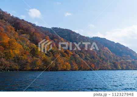 日本 青森県十和田市、十和田湖の子ノ口港から見える風景と紅葉 日本 青森県十和田市、十和田湖の子ノ口港から見える風景と紅葉 112327948