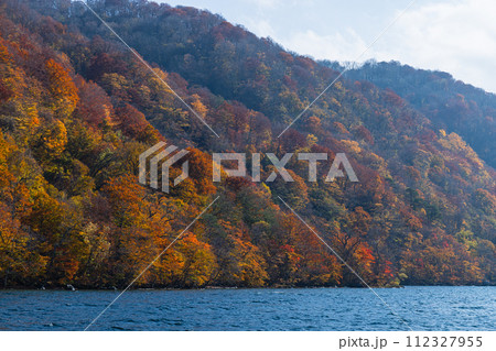 日本 青森県十和田市、十和田湖の子ノ口港から見える風景と紅葉 日本 青森県十和田市、十和田湖の子ノ口港から見える風景と紅葉 112327955