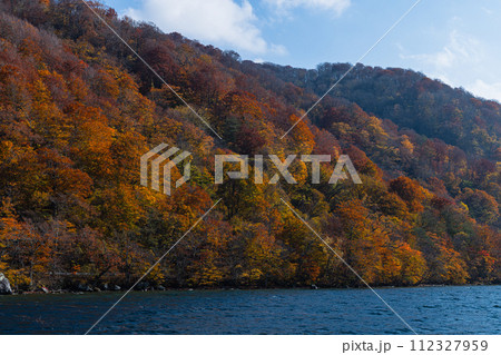 日本　青森県十和田市、十和田湖の子ノ口港から見える風景と紅葉 112327959