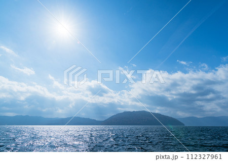 日本　青森県十和田市、十和田湖の子ノ口港から見える風景 112327961